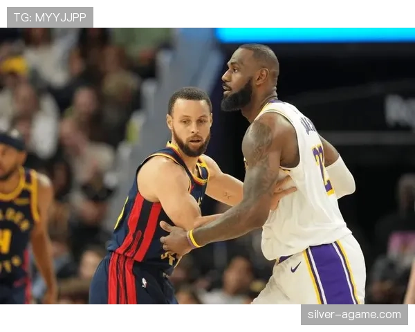 勒布朗挡拆拉开空间，对比库里得分效率差异