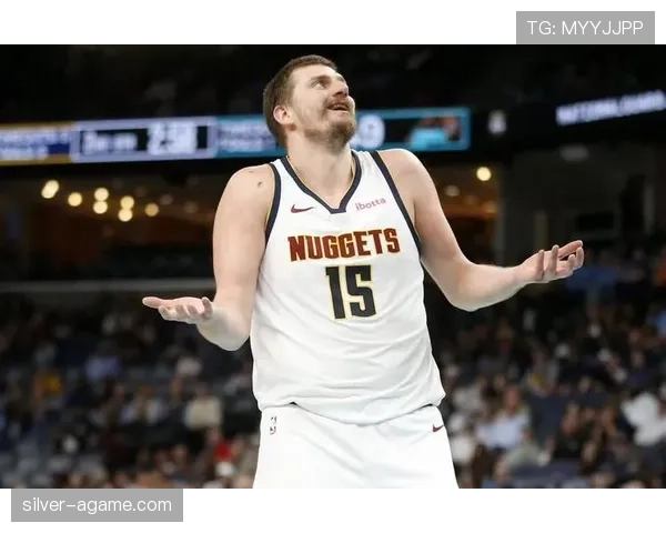 约基奇季后赛中高效挡拆主导进攻，提升掘金关键回合得分效率