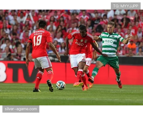 曼联的沉沦与矛盾暴露：阵容老化、战术混乱，豪门地位岌岌可危！