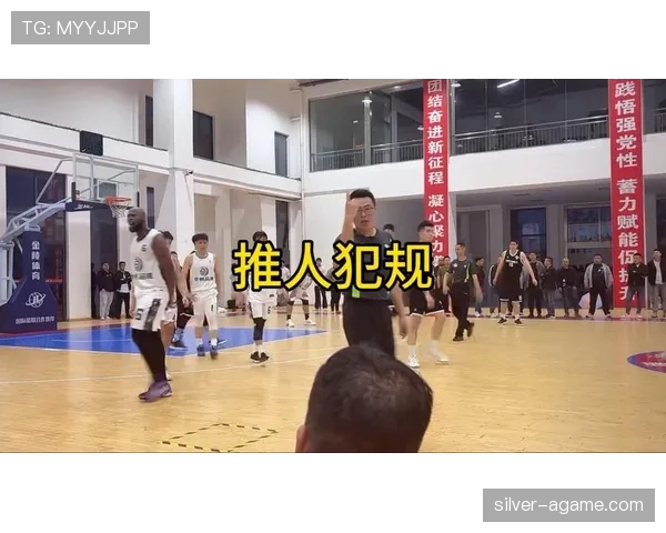 推人犯规是什么意思？篮球规则中如何判罚推人犯规